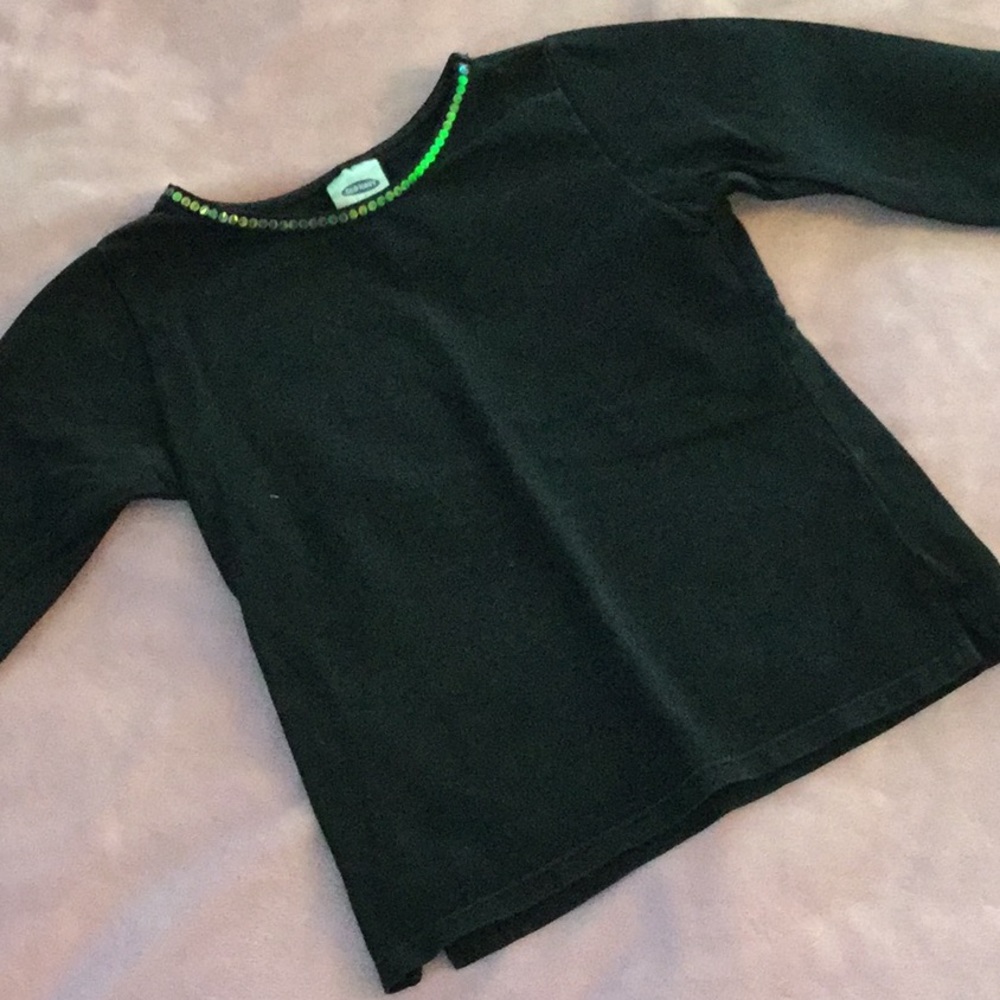 Old Navy black long-sleeved t-shirt